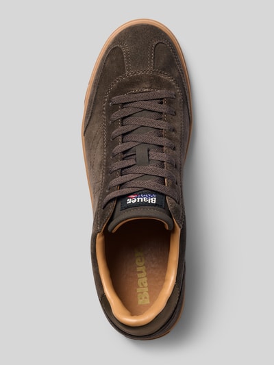 Produktfoto, Sneaker aus Leder-Mix Modell 'Lowell' von Blauer USA in dunklem Braun mit abgerundeter Passform und profilierter Sohle, Draufsicht.