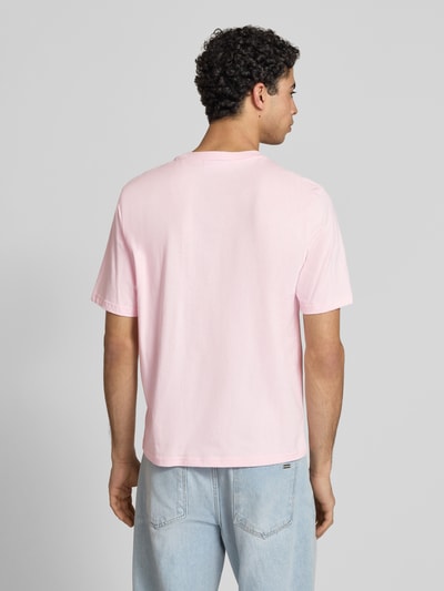 Mężczyznamodel nosi T-Shirt mit Logo und Rundhalsausschnitt von REVIEW, męski t-shirt z bawełny, krój relaxed fit, długość tyłu 68 cm, widok całej sylwetki z tyłu