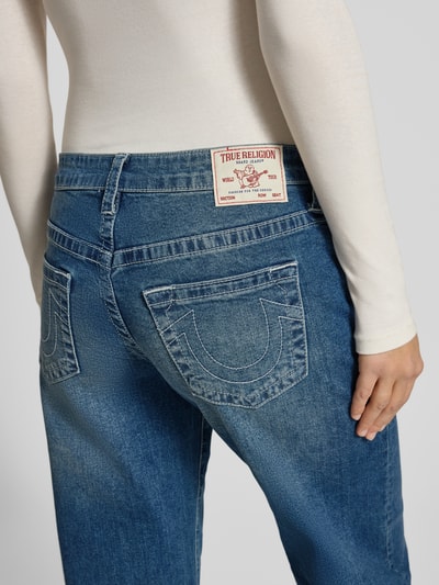 Frauenmodel trägt Jeans mit weitem Bein Modell 'BOBBY BAGGY' von TRUE RELIGION aus Baumwoll-Elasthan-Mix im Used-Look, Eingrifftaschen, Detailaufnahme Rückansicht.