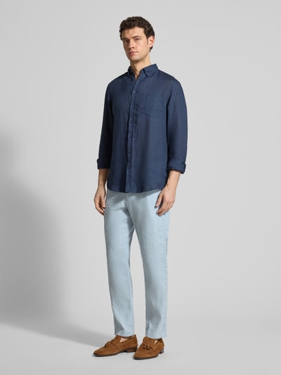 Männermodel trägt Regular Fit Leinenhose aus Leinen-Mix Modell 'Sanderson-L-3' von BOSS, unifarben, hell, Ganzkörperansicht von vorne.