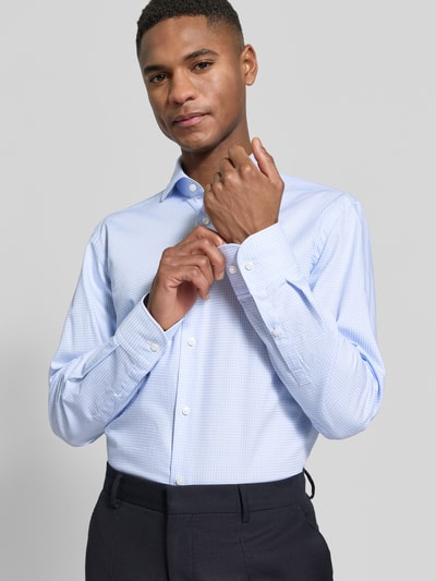 Männermodel trägt Slim Fit Freizeithemd aus reiner Baumwolle von BOSS in Hellblau mit Haifischkragen, Popeline-Allover, Nahaufnahme Oberkörper.
