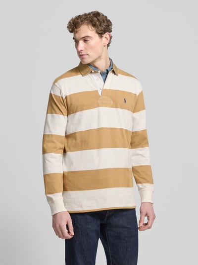 Männermodel draagt Sweatshirt met Labelstitching van Polo Ralph Lauren, puur katoen, regular fit, polokraag, knoopsluiting, ribboorden. Ganzkörperansicht van voren.