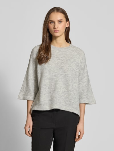 Frauenmodel trägt Oversized Strickpullover mit 3/4-Arm Modell 'SIMONI' von Only in Melange-Optik, unifarben, Nahaufnahme Oberkörper.