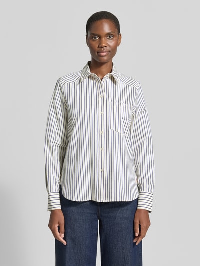 Frauenmodel trägt Loose Fit Langarmbluse aus Baumwoll-Mix von Jake*s Casual, gestreiftes Muster in Weiß und Blau, Ganzkörperansicht von vorne.