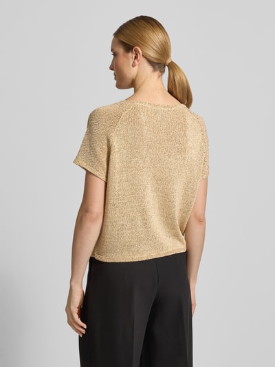 Frauenmodel trägt Relaxed Fit Strickpullover mit kurzem Arm von s.Oliver BLACK LABEL in Melange-Optik, Passform: Relaxed-Fit, Materialverarbeitung: Strick, Farbe sand-beige, Kragenform: Rundhals, Ärmelform: Kurzarm, Ganzkörperansicht Rückansicht.