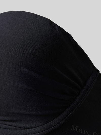 Produktfoto, Bikini-Oberteil mit Klickverschluss von Marc O'Polo, czarny, gładki materiał, detal marszczenia, nadruk z logo, koraliki, usztywniane miseczki z fiszbiną, tekstura gładka