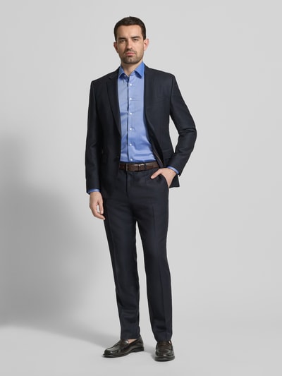 Männermodel trägt Slim Fit Business-Hemd mit Strukturmuster und Kentkragen von OLYMP Level Five, unifarben, Baumwoll-Mix, Ganzkörperansicht von vorne.