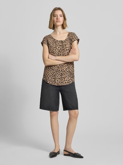 Frauenmodel trägt Regular Fit Blusenshirt aus reiner Viskose Modell 'NOVA' von Only mit Allover-Muster, Rundhals, Kurzarm, abgerundetem Rumpfabschluss, Tropfenausschnitt hinten, Material: reine Viskose, Ganzkörperansicht von vorne.
