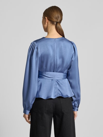 Frauenmodel trägt Regular Fit Bluse mit V-Ausschnitt Modell 'Rista' von Neo Noir in Blau, langärmelig, Wickel-Optik, Rückansicht.