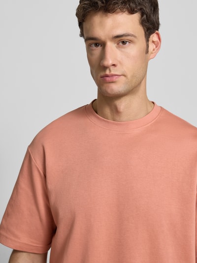 Männermodel trägt Oversized Shirt aus Baumwoll-Mix Modell 'LOOSEOSCAR' von SELECTED HOMME in Unifarben Melange-Optik, Nahaufnahme Oberkörper.