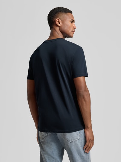 Männermodel trägt T-Shirt mit Rundhalsausschnitt Modell 'DEN' von CINQUE, reine Baumwolle, Regular Fit, Rückenansicht Ganzkörperansicht.