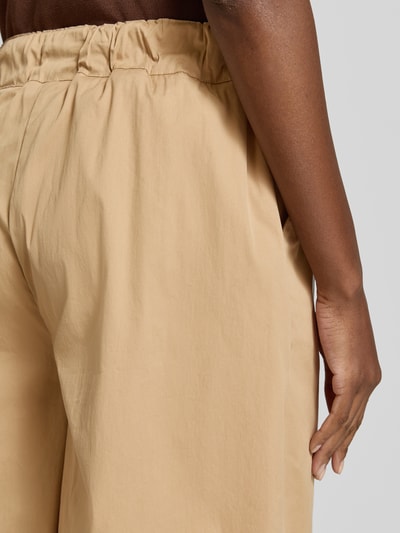 Frauenmodel trägt Regular Fit Bermudas aus Baumwoll-Mix Modell 'MAINE B' von Brax, Optik: Unifarben, feine Webstruktur, Detailaufnahme.