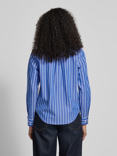 Männermodel trägt Regular Fit Bluse mit Brusttasche und Label-Stitching von Gant aus bawełna, kołnierzyk koszulowy, długość tyłu 65 cm, długość rękawów 61 cm, widok całej sylwetki z tyłu.