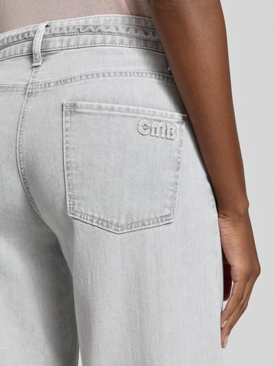 Frauenmodel trägt Wide Leg Jeans aus Baumwoll-Mix Modell 'PALAZZO' von Cambio in heller Denim-Optik, Label-Patch, 5-Pocket-Design, Nahaufnahme Rückansicht.