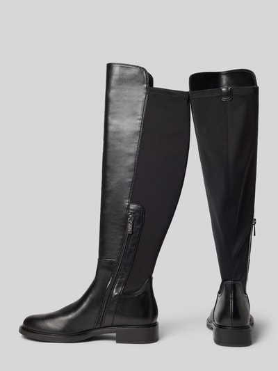 Produktfoto, Stiefel mit Reißverschluss Modell 'Resonate' von Steve Madden aus schwarzem Glattleder mit glatter Sohle und 3 cm Absatz, Kontext: Damen Stiefel, abgerundete Spitze, Schafthöhe 47 cm, Schaftweite 7 cm.