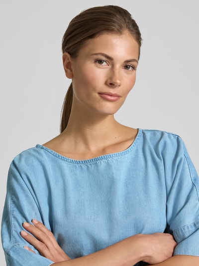 Frauenmodel trägt Relaxed Fit Bluse aus Lyocell-Mix in Denim-Optik von Christian Berg Woman, Rundhalsausschnitt, Halbarm, Nahaufnahme Oberkörper.