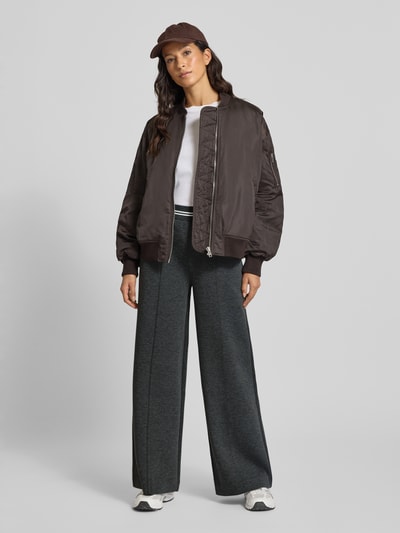 Vrouwenmodel draagt Wide Leg Stoffhose met elastische tailleband Modell 'KATE' van ICHI, donkergrijs, viscosemix, paspelzak achter, full body vooraanzicht