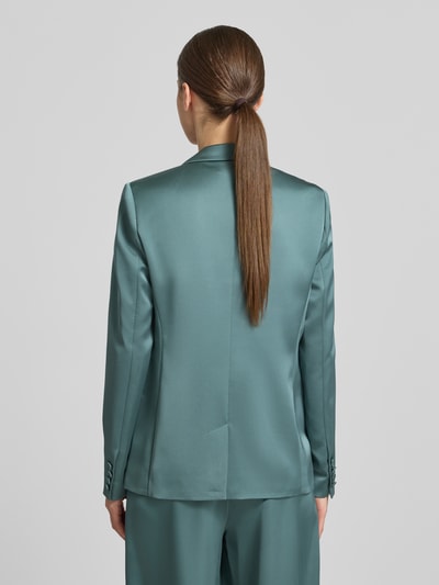 Vrouwenmodel draagt Slim Fit Blazer mit Paspeltaschen van Jake*s Cocktail in glanzend satijn, jadegroen, reverskraag, knoopsluiting, ganzes lichaam achteraanzicht.