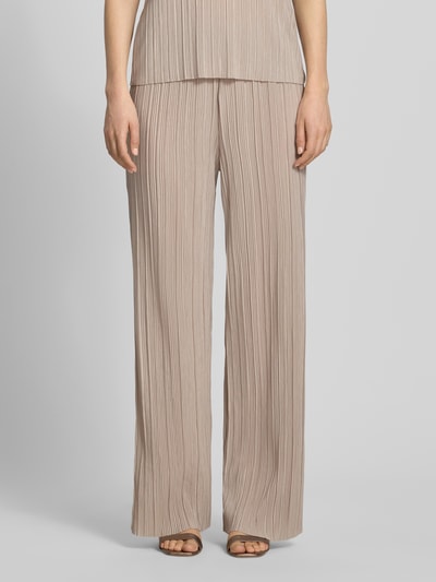 Frauenmodel trägt Wide Leg Hose mit Plisseefalten Modell 'PLISA' von Vila im sandfarbenen Material-Mix mit Viskose-Anteil, Nahaufnahme Unterkörper