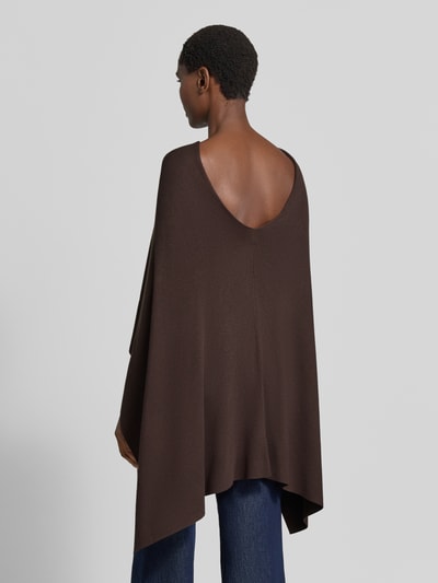 Vrouwenmodel draagt Relaxed Fit Poncho uit Viscosemix in tricotlook van comma, donkerbruin, verlengde achterkant, ruglengte maat 1: 57 cm, rugaanzicht.