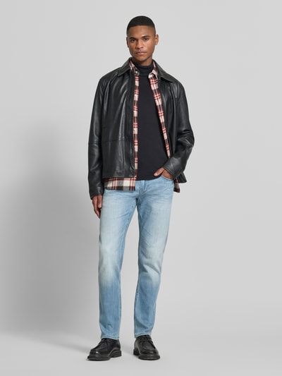 Männermodel trägt Regular Fit Jeans im Used-Look Modell 'Nightflight' von PME Legend, katoenmix met stretch, herenjeans, lichtblauw, geheel lichaam voorkant