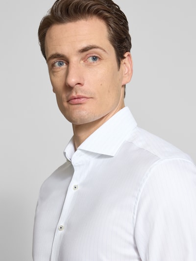 Männermodel trägt Slim Fit Business-Hemd mit Kentkragen von ETERNA aus reiner Baumwolle, Langarm, Knopfleiste, Nahaufnahme Oberkörper.
