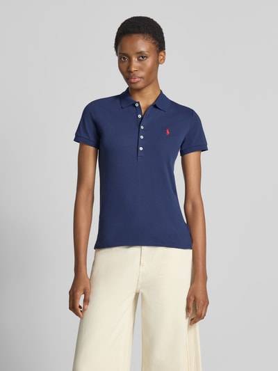 Frauenmodel trägt Slim Fit Poloshirt aus Baumwoll-Mix von Polo Ralph Lauren in Dunkelblau mit kurzen Ärmeln, Ganzkörperansicht von vorne. Damen Poloshirt von Polo Ralph Lauren.