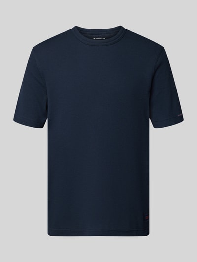 Produktfoto, Regular Fit T-Shirt aus Baumwoll-Mix von Tom Tailor in Dunkelblau, unifarben, Piqué-Struktur, Rundhals, kurzarm, Label Patch.