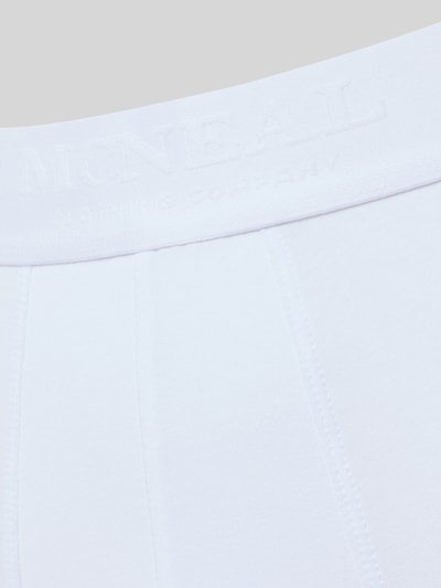 Produktfoto, Slim Fit Trunks mit Logo-Detail im 7er-Pack von MCNEAL, weißer elastischer Baumwoll-Mix, sichtbares Logo, Detailaufnahme