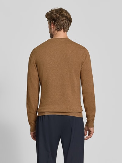 Männermodel trägt Strickpullover aus Baumwoll-Kaschmir-Mix mit Rundhalsausschnitt von MCNEAL in Braun, Regular Fit, Ganzkörperansicht Rückansicht.
