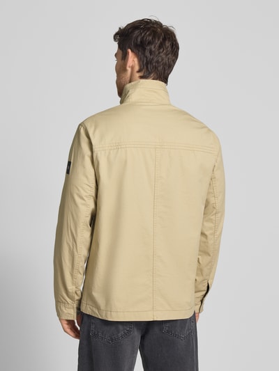 Männermodel trägt Regular Fit Jacke aus reiner Baumwolle von Tom Tailor, dwukolorowy, krój regular fit, zamek błyskawiczny, wpuszczane kieszenie zapinane na zamek błyskawiczny, nakładane kieszenie na piersi, kieszeń wewnętrzna, bawełna, Ganzkörperansicht Rückansicht.