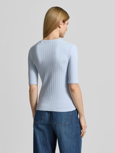 Frauenmodel trägt T-Shirt in Ripp-Optik Modell 'Savka' von OPUS in Hellblau, Material-Mix mit Stretch-Anteil, Slim Fit, 1/2-Arm, Rückenlänge 56 cm bei Größe 36, Ganzkörperansicht Rückansicht.