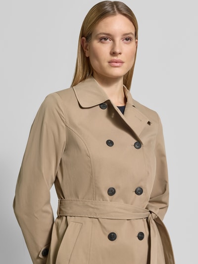 Vrouwenmodel draagt Regular fit trenchcoat met taille riem om te strikken model 'CHALSEA OLIVIA' van Vero Moda, uni, twill, detailopname bovenlichaam