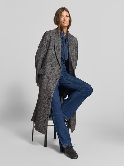 Frauenmodel trägt Relaxed Fit Mantel mit Woll-Anteil von MYON in Grau, mit Reverskragen und doppelter Knopfleiste, Ganzkörperansicht von vorne. Material-Mix, Pattentaschen, Rückenlänge 121 cm, Schulterbreite 42 cm, Brustweite 53 cm, Ärmellänge 62 cm.