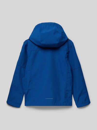 Junge trägt Regular Fit Jacke mit Napoleontasche von Killtec in Blau, mit Stehkragen, Kapuze, Eingrifftaschen, Reißverschluss, Ganzkörperansicht Rückansicht. Rückenlänge 55 cm, Schulterbreite 35 cm, Ärmellänge 51 cm bei Größe 140.