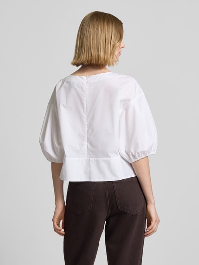 Frauenmodel trägt Bluse mit Ballonärmeln und Rundhalsausschnitt von Emporio Armani aus Reine Baumwolle, Loose-Fit, Rückenansicht.