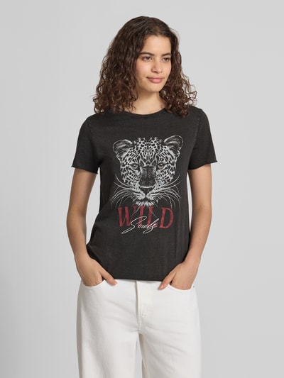 Frauenmodel trägt schwarzes Regular Fit T-Shirt aus reiner Baumwolle 'ONLLUCY' von ONLY mit Leopardenmotiv, Damen T-Shirt, Nahaufnahme Oberkörper.