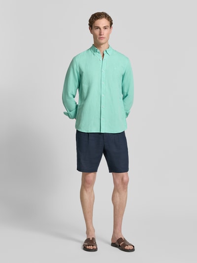 Männermodel trägt Regular Fit Freizeithemd aus Leinen-Baumwoll-Mix von Lerros in Mint mit Button-Down-Kragen und Knopfleiste, Ganzkörperansicht von vorne. Rückenlänge 75 cm, Schulterbreite 43 cm, Ärmellänge 69 cm, Größe M.