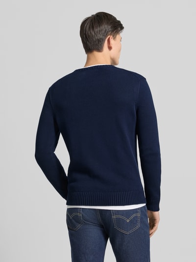 Męski model nosi Sweter z dzianiny z prążkowanymi wykończeniami od Polo Ralph Lauren, bawełna, krój regular fit, widok całej sylwetki z tyłu.