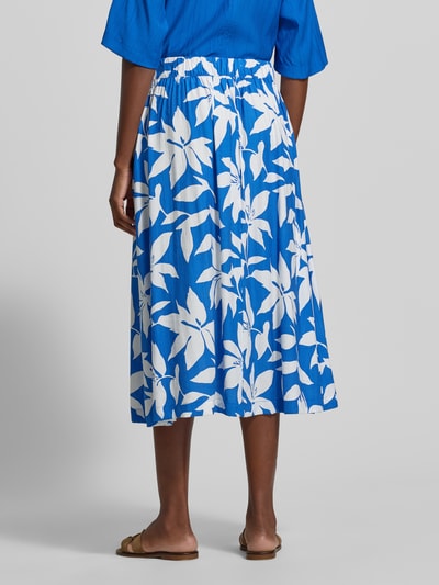 Frauenmodel trägt Relaxed Fit Ausgestellter Midi-Rock aus Viskose-Mix von s.Oliver RED LABEL, Optik:Allover-Muster floral, Blau mit Weiß, Elastisch, Popeline, Midi-Länge, Ganzkörperansicht Rückansicht.