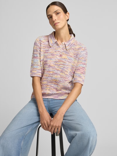 Frauenmodel trägt Strickpullover mit Viskose-Anteil von Christian Berg Woman, pastelle Farben, Baumwoll-Viskose-Mix, Polokragen, Halbarm, Körpernahe Passform, gerippte Abschlüsse, Nahaufnahme Oberkörper.