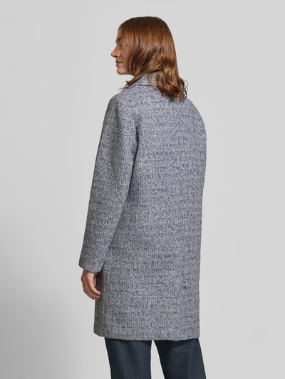 Männermodel trägt Regular Fit Mantel mit Reverskragen von Tom Tailor, melanż, krój regular fit, kołnierz z połami, bouclé, długi rękaw, kieszenie z patką, wykończenie materiału: Bouclé, Ganzkörperansicht Rückansicht
