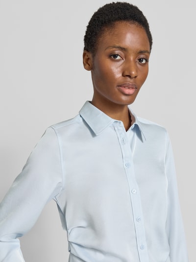 Kobiece model nosi Regular Fit Langarmbluse mit Hemdblusenkragen od Calvin Klein Womenswear, jasnoniebieski, gładki materiał, zbliżenie na górę ciała.