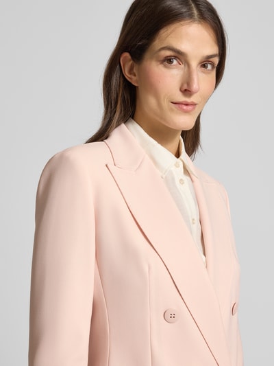 Frauenmodel trägt Regular Fit Longblazer aus reiner Schurwolle von Max Mara Studio in zartem Rosa, unifarben, Reverskragen, Nahaufnahme Oberkörper.