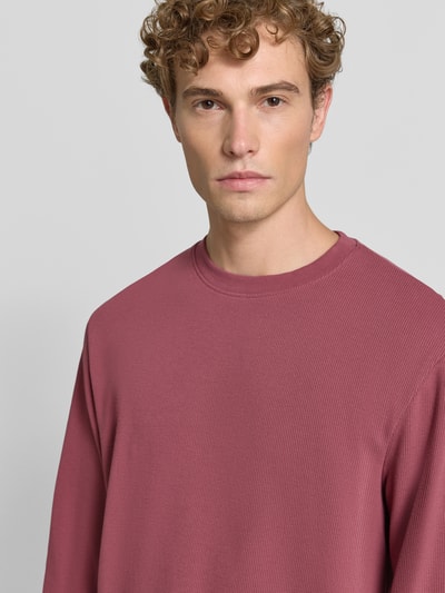 Männermodel trägt Regular Fit Langarmshirt aus Baumwoll-Mix Modell 'WE-TEMPEST' von BOSS Orange, Feinripp, unifarben, Nahaufnahme Oberkörper.