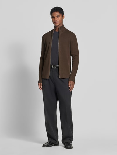 Männermodel trägt Strickjacke mit Reißverschluss von Lindbergh in Braun, Baumwoll-Mix, taillierte Passform, Ganzkörperansicht von vorne.
