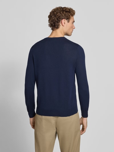 Męski model nosi granatowy Regular Fit Pullover aus reiner Wolle von Polo Ralph Lauren, gładka tekstura, jednolity kolor, widok całej sylwetki z tyłu, sweter wełniany
