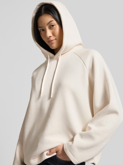 Frauenmodel trägt Hoodie mit Kapuze von Smith and Soul in Creme, Baumwoll-Mix, Lockerer-Schnitt, Tunnelzug, Statement-Stitching, Nahaufnahme Oberkörper.