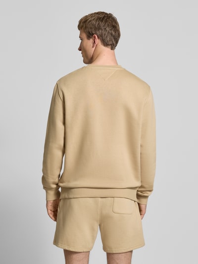 Männermodel trägt Regular Fit Sweatshirt aus Baumwoll-Mix von Tommy Jeans, Optik: Unifarben, Materialverarbeitung: Sweat, Ganzkörperansicht Rückansicht.