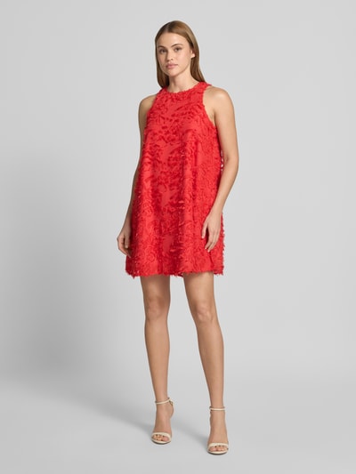 Frauenmodel trägt Minikleid mit Fransen Modell 'PARIA' von YAS in kräftigem Rot, Gerader-Schnitt, Rundhalsausschnitt, Ganzkörperansicht von vorne. Rückenlänge bei Größe 36: 80 cm, Brustweite bei Größe 36: 24 cm.